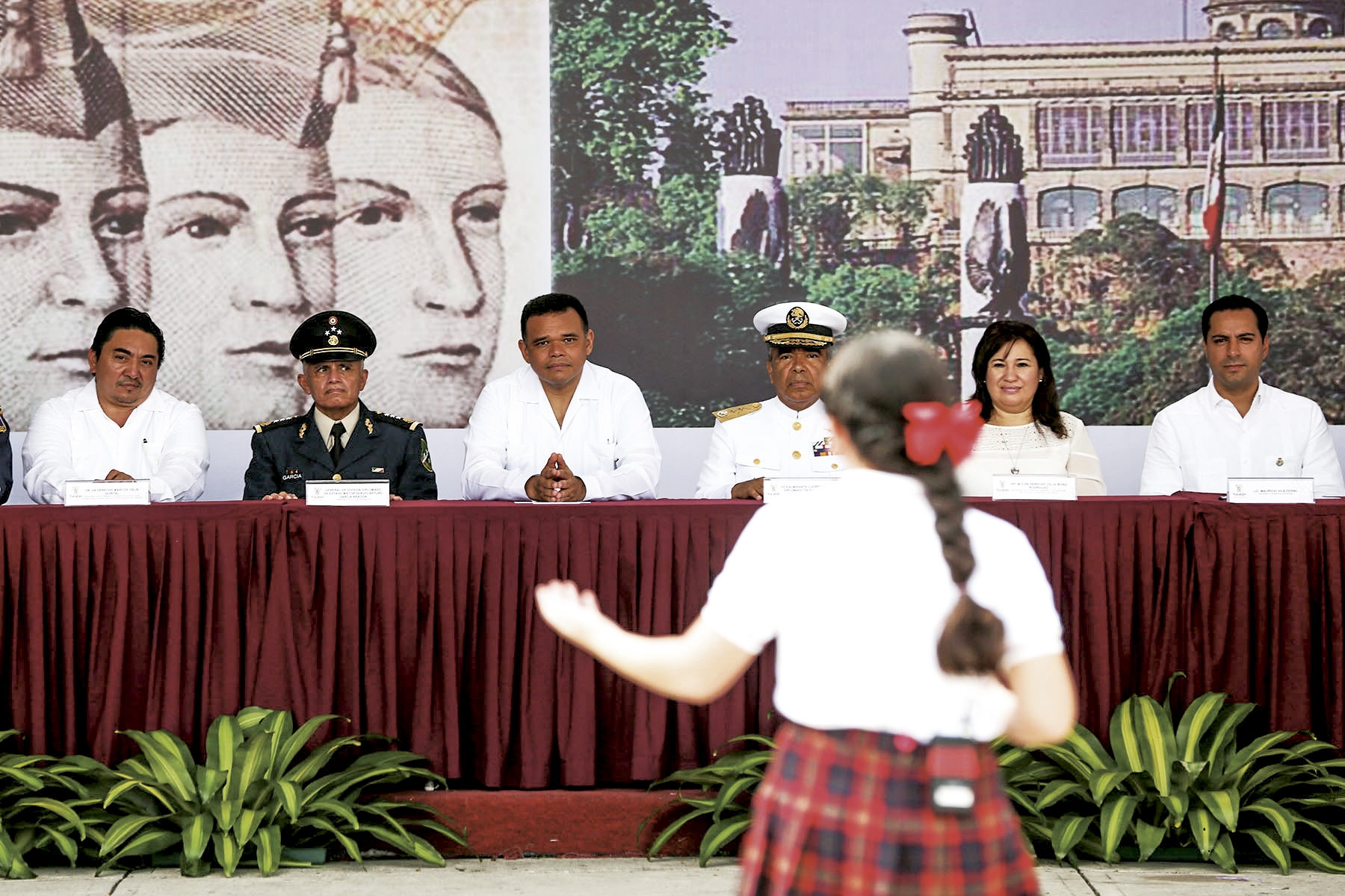 Por lo menos 11 cargos